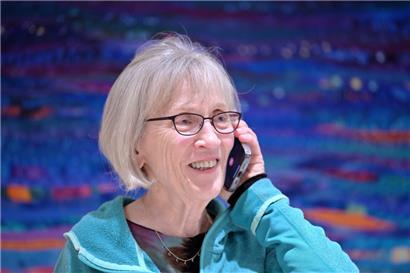 Claudia Goldin spricht in ihrem Haus via Telefon mit einem Reporter, nachdem sie erfahren hat, dass sie den Nobelpreis für Wirtschaftswissenschaften erhalten hat
