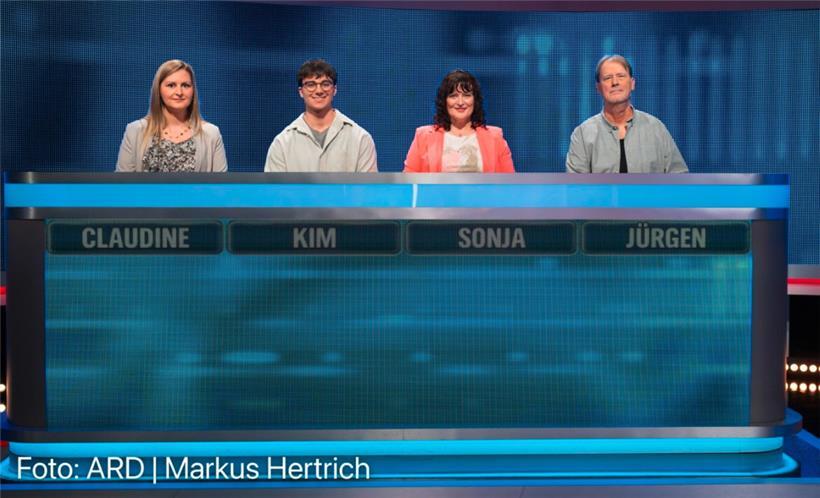 Claudine Massard (ganz links) mit den anderen Kandidaten im „Gefragt – Gejagt“-Studio
