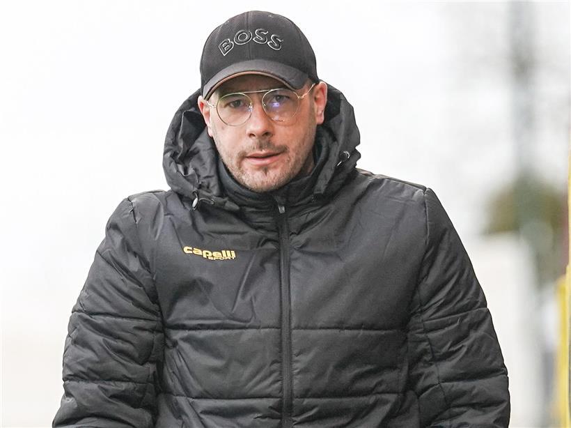 Porträt von Claudio Lombardelli, einem Schweizer Fußballspieler, in Sportkleidung auf dem Spielfeld