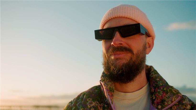 Clay Weishaar, einer der Entwickler, trägt die „Spectacles“-Brille. Die Macher der Foto-App Snapchat haben als Erste in der Tech-Branche eine alltagstaugliche Computerbrille vorgestellt, mit der sich digitale Inhalte ins Blickfeld des Nutzers einblenden lassen.
