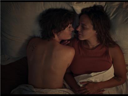 Clémence (Vicky Krieps) erlebt romantische Abenteuer mit Frauen in einer emotionalen Filmszene