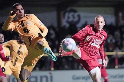 Clément Couturier (r.) hat dem Spitzenspiel gegen seinen ehemaligen Klub seinen Stempel aufgedrückt
