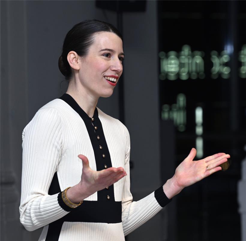 Co-Direktorin Simone Mousset bewies erneut: Auch Tanzgeschichte wird im Hier und Jetzt geschrieben
