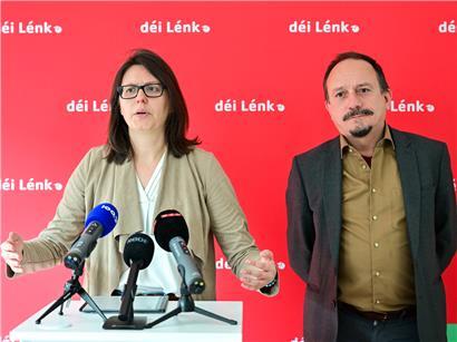 Carole Thoma und Marc Baum diskutieren vor Mikrofonen und hoffen auf ökonomische Vernunft der Regierung