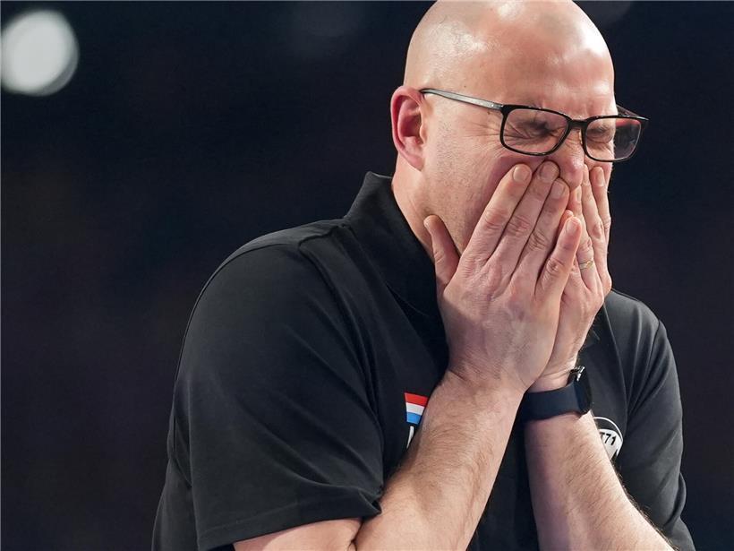 Coach Mathieu Fivet verlässt den Stuhl der T71-Damen Basketballmannschaft während eines Spiels