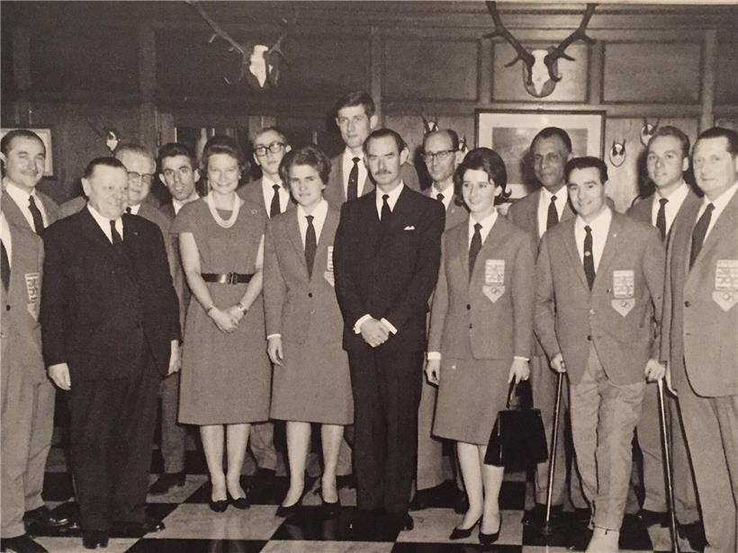 Colette Flesch neben Großherzog Jean bei der Olympia-Delegation 1964 in Tokio, historisches Sportereignis