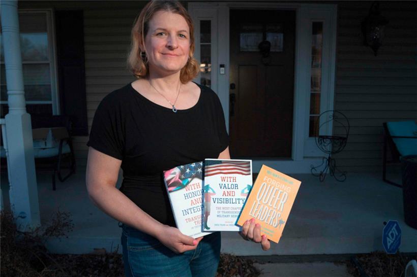 Colonel Bree Fram vor ihrem Haus in Reston, Virginia: Die Trans-Frau muss nach 18 Dienstjahren die US-Luftwaffe verlassen, weil Donald Trump das so will
