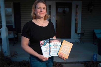 Colonel Bree Fram vor ihrem Haus in Reston, Virginia: Die Trans-Frau muss nach 18 Dienstjahren die US-Luftwaffe verlassen, weil Donald Trump das so will
