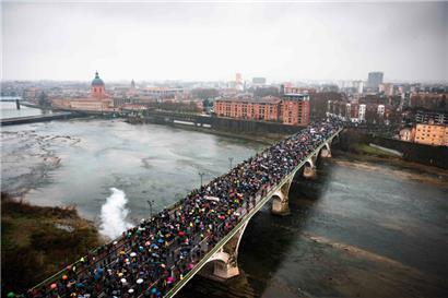 Comme ici à Toulouse, les manifestations se sont multipliées hier un peu partout en France
