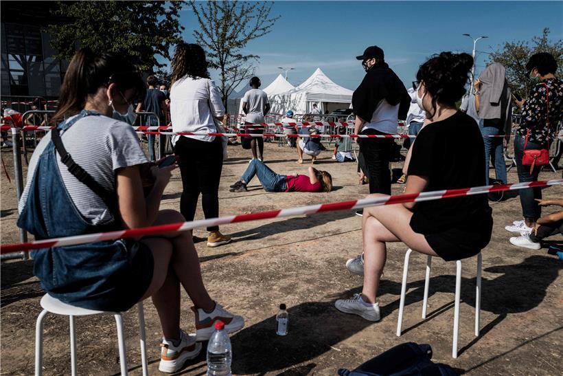 Comme ici à Vénissieux près de Lyon, se faire tester pour la Covid-19 requiert de la patience
