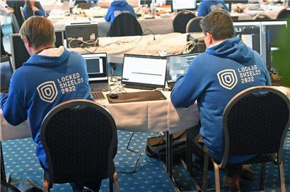 Computer-Experten im Stress: Sie müssen ein Computersystem gegen Angreifer verteidigen
