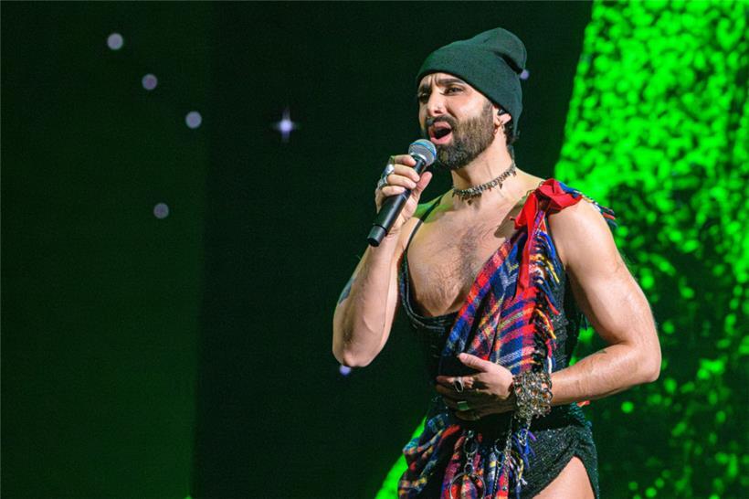 Conchita Wurst stellte den Song „Waters Run Deep“ erstmals vor