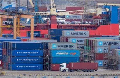 Container liegen im Hafen von St. Petersburg. Die gegen Russland verhängten EU-Sanktionen entfalten nach bislang unter Verschluss gehaltenen Daten langsam aber sicher ihre Wirkung.
