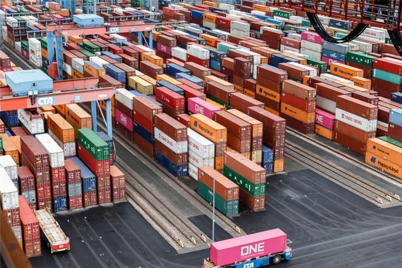 Container stehen im Hafen in Hamburg auf einer Abstellfläche. Laut Scope hat die deutsche Wirtschaft mit mehreren Problemen gleichzeitig zu kämpfen.

