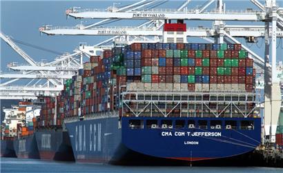 Container werden von einem Containerschiff an einem Pier entladen. Das Defizit der US-Handelsbilanz ist entgegen den Zielen von Präsident Trump auf den höchsten Stand seit zehn Jahren geklettert.
