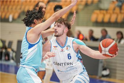 Conterns Charel Moes (Nummer 6) zeigte gegen Walferdingen unwiderstehlichen Zug zum Korb
