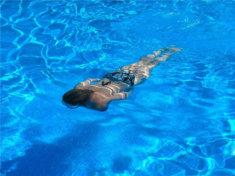 Coole Sache – mit Abstand: Auch im Schwimmbecken müssen die Menschen einige Regeln beachten
