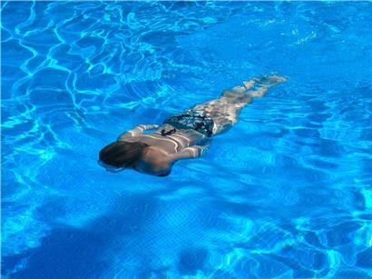 Coole Sache – mit Abstand: Auch im Schwimmbecken müssen die Menschen einige Regeln beachten
