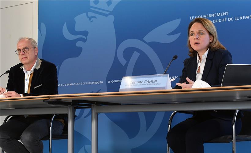 Corinne Cahen, Luxemburgs Ministerin für Familie und Integration, und „Santé“-Direktor Jean-Claude Schmit bei der Pressekonferenz am Dienstag

