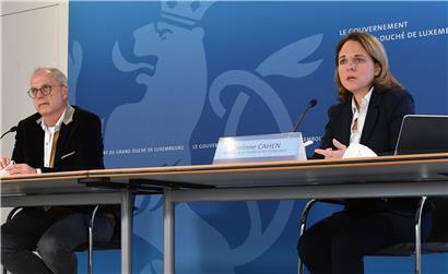 Corinne Cahen, Luxemburgs Ministerin für Familie und Integration, und „Santé“-Direktor Jean-Claude Schmit bei der Pressekonferenz am Dienstag
