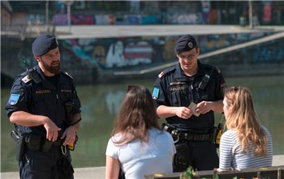 Corona-Kontrolle am Donaukanal in Wien: Nur wer zusammen wohnt, darf so nah zusammen auf einer Bank sitzen – die Wiener erstaunt allerdings noch mehr, dass sie zur Hebung der Moral jetzt aus Polizeilautsprechern mit Rainhard Fendrichs Hit „I am from Austria“ beschallt werden
