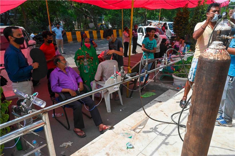 Corona-Patienten werden in Ghaziabad vor einem Sikh-Tempel mit Sauerstoff versorgt
