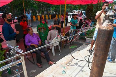 Corona-Patienten werden in Ghaziabad vor einem Sikh-Tempel mit Sauerstoff versorgt
