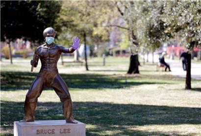 Corona ist auch in Bosnien-Herzegowina präsent, sogar die Bruce-Lee-Statue in Mostar trägt jetzt Maske: Das Staatengebilde leidet aber noch unter einer anderen Plage – Landminen, die vor einem Vierteljahrhundert vergraben wurden
