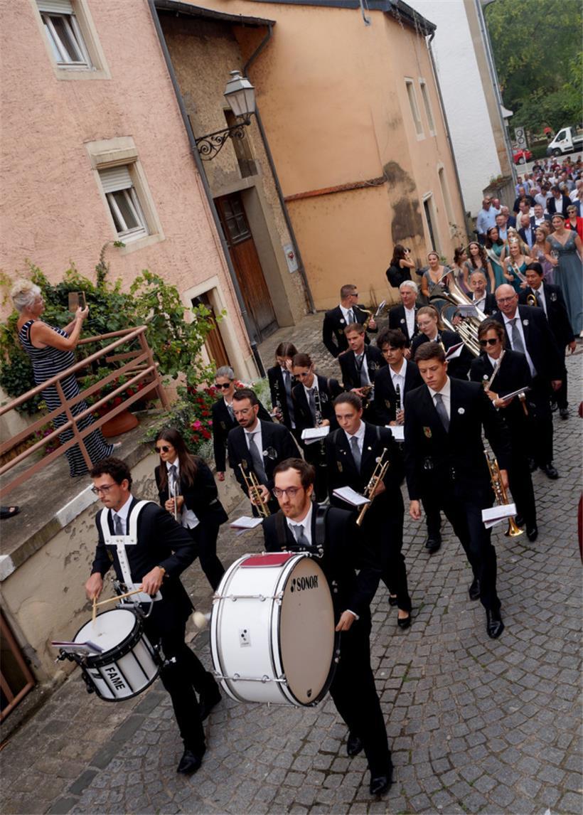 Cortège durch die pittoresken Gassen von Ehnen
