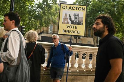 Count Binface hat ebenfalls Unterstützer in London, die für ihn werben
