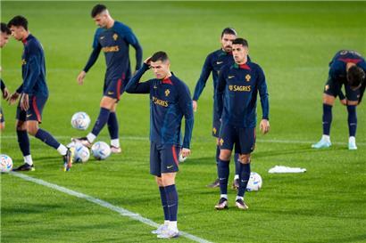 Cristiano Ronaldo (M.) will sich nun auf die Weltmeisterschaft in Katar fokussieren und den Stress von Manchester hinter sich lassen
