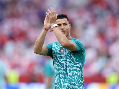 Cristiano Ronaldo aus Portugal winkt den Fans zu bei einem Fußballspiel im Stadion