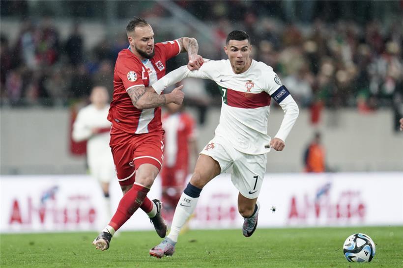 Cristiano Ronaldo, hier im Duell mit Maxime Chanot, hat bereits elfmal gegen Luxemburg getroffen
