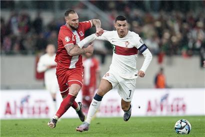 Cristiano Ronaldo, hier im Duell mit Maxime Chanot, hat bereits elfmal gegen Luxemburg getroffen
