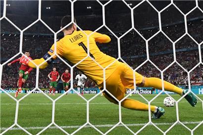 Cristiano Ronaldo (l.) ist EM-Rekordtorschütze: CR7 steht jetzt bei fünf Turniertreffern und 14 Toren bei EURO-Endrunden insgesamt
