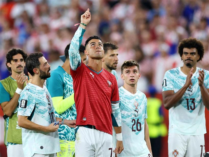 „Leuchtet uns den Weg“: Jotas Geist rettet Ronaldos WM-Traum Cristiano Ronaldo trägt nach Spielende Jotas Trikot Nummer 21 und blickt zum Himmel, Geste der Ehrung und Respekts.