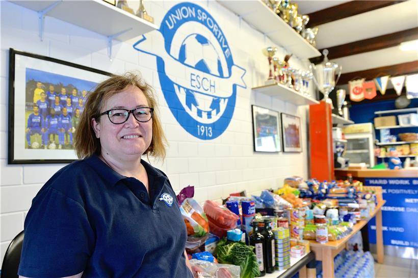 Cristina Faria vor den Lebensmittelspenden in der Buvette der US Esch 
