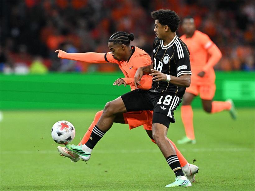 Crysencio Summerville (l., Niederlande) und Nathaniel Brown (Deutschland) kämpfen um den Ball
