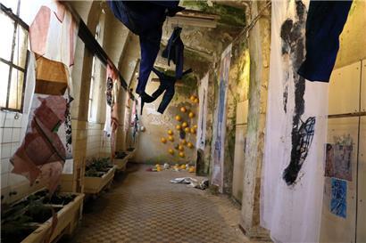 Cueva organisiert Ausstellungen an ungewöhnlichen Orten
