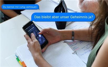 Cybergrooming bezeichnet laut der deutschen Plattform klicksafe.de die Anbahnung von sexueller Gewalt gegen Minderjährige im Internet. Das englische Wort „grooming“ bedeutet „Striegeln“ und steht metaphorisch für das subtile Annähern von Tätern oder Täterinnen an Kinder oder Jugendliche.
