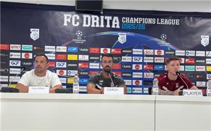 D03-Sportdirektor Remy Manso, Trainer Pedro Silva und Verteidiger Kevin d’Anzico bei der Pressekonferenz vor dem Abschlusstraining

