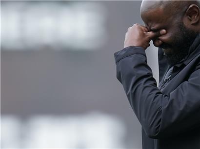 D03-Trainer Yannick Kakok denkt nach während eines Fußballspiels, konzentriert und nachdenklich am Spielfeldrand