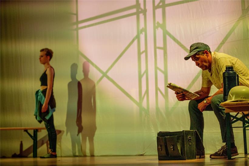 D’Esther Conter an de Claude Faber spillen déi verschidde Figuren aus de véier Eenaktere vun der „gëllener Kou“
