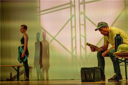 D’Esther Conter an de Claude Faber spillen déi verschidde Figuren aus de véier Eenaktere vun der „gëllener Kou“
