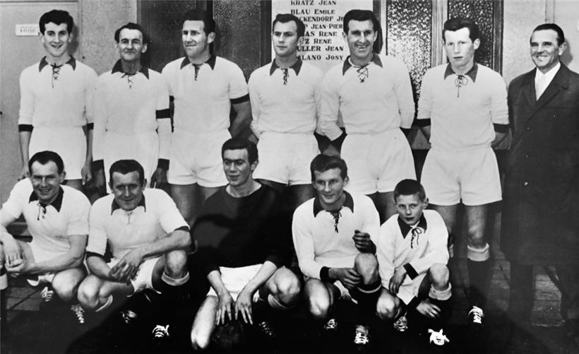 D’Famill Mond den 19. März 1961. Uewen: (v.l.) de François, Emile (Papp), Edmond, Camille, Robert, Lucien an den Nic Waldbillig (Initiateur vum Match). Ënnen: (v.l.) den Emile II dit Tit, Raymond, René, Félix a Paul. 
