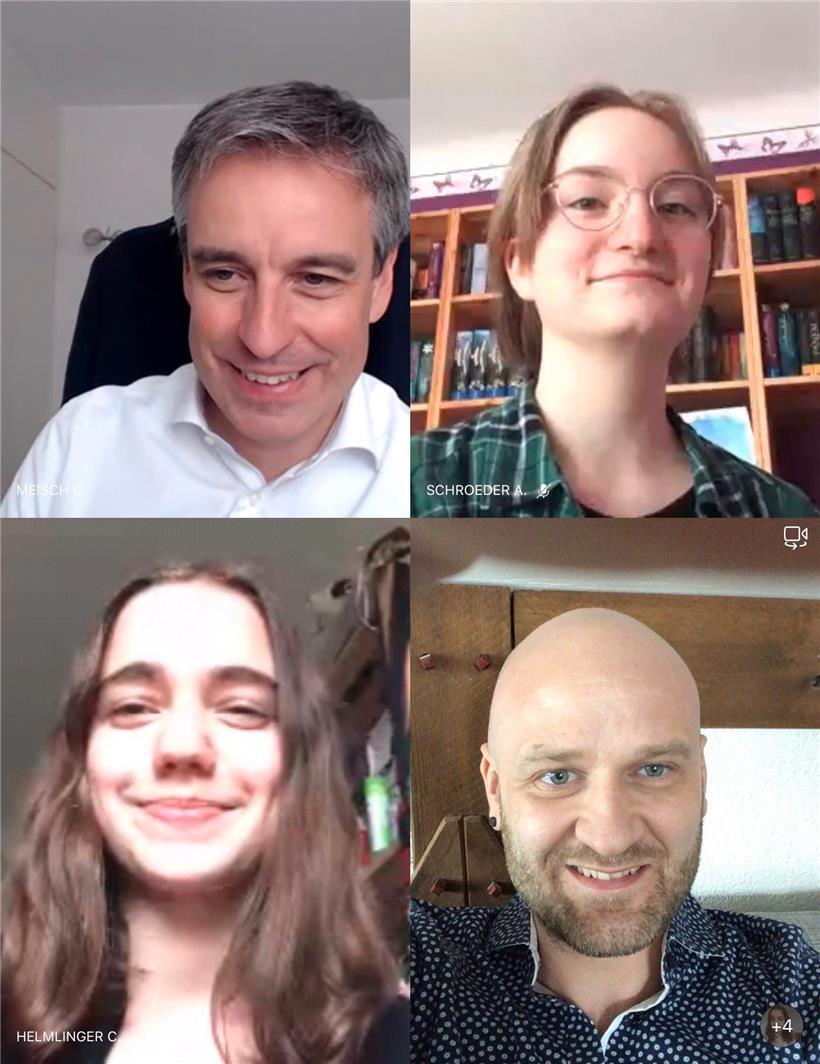 D’Gespréich gouf vun de Schüler Anna Schroeder (4e), Athanasios Malouchos (4e), Camilia Helmlinger (4e), Manon Schroeder (7e), Julia Reuland (4e) a Gioia Heinz (7e) aus dem Lycée Robert Schuman gefouert. Hiren Enseignant ass den Lukas Wildanger.
