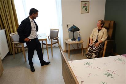 DP-Familienminister Max Hahn und CSV-Gesundheitsministerin Martine Deprez testen am Dienstag die für ihr gemeinsames Pilotprojekt reservierten Zimmer im HPPA-Seniorenheim in Eischen