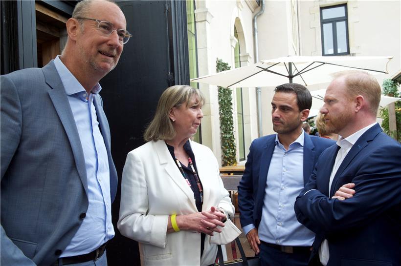 DP-Fraktionspräsident Gilles Baum im Gespräch mit den Abgeordneten Lydie Polfer, Max Hahn und Claude Lamberty auf der Terrasse des Melusina in Clausen
