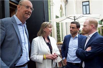DP-Fraktionspräsident Gilles Baum im Gespräch mit den Abgeordneten Lydie Polfer, Max Hahn und Claude Lamberty auf der Terrasse des Melusina in Clausen
