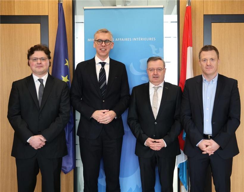 Neuer Schöffenrat mit Maurice Muller, Innenminister Léon Gloden, Bürgermeister Patrick Comes und Michael Schenk bei offizieller Vorstellung